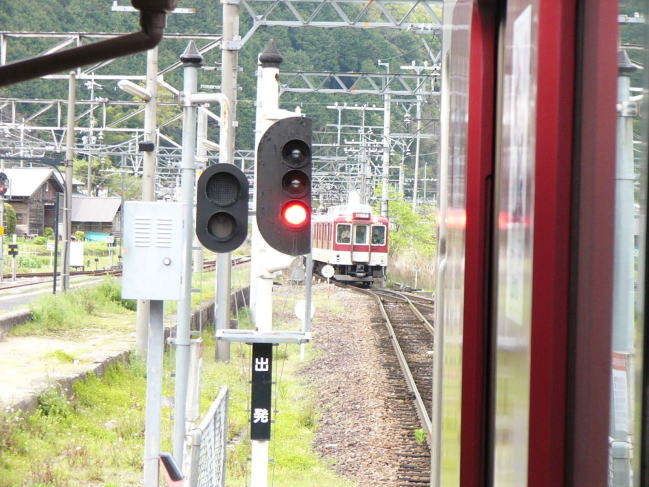 ＪＲとの境界線の関係か、線路に接近しすぎて半分ほどカットされている出発信号<BR>